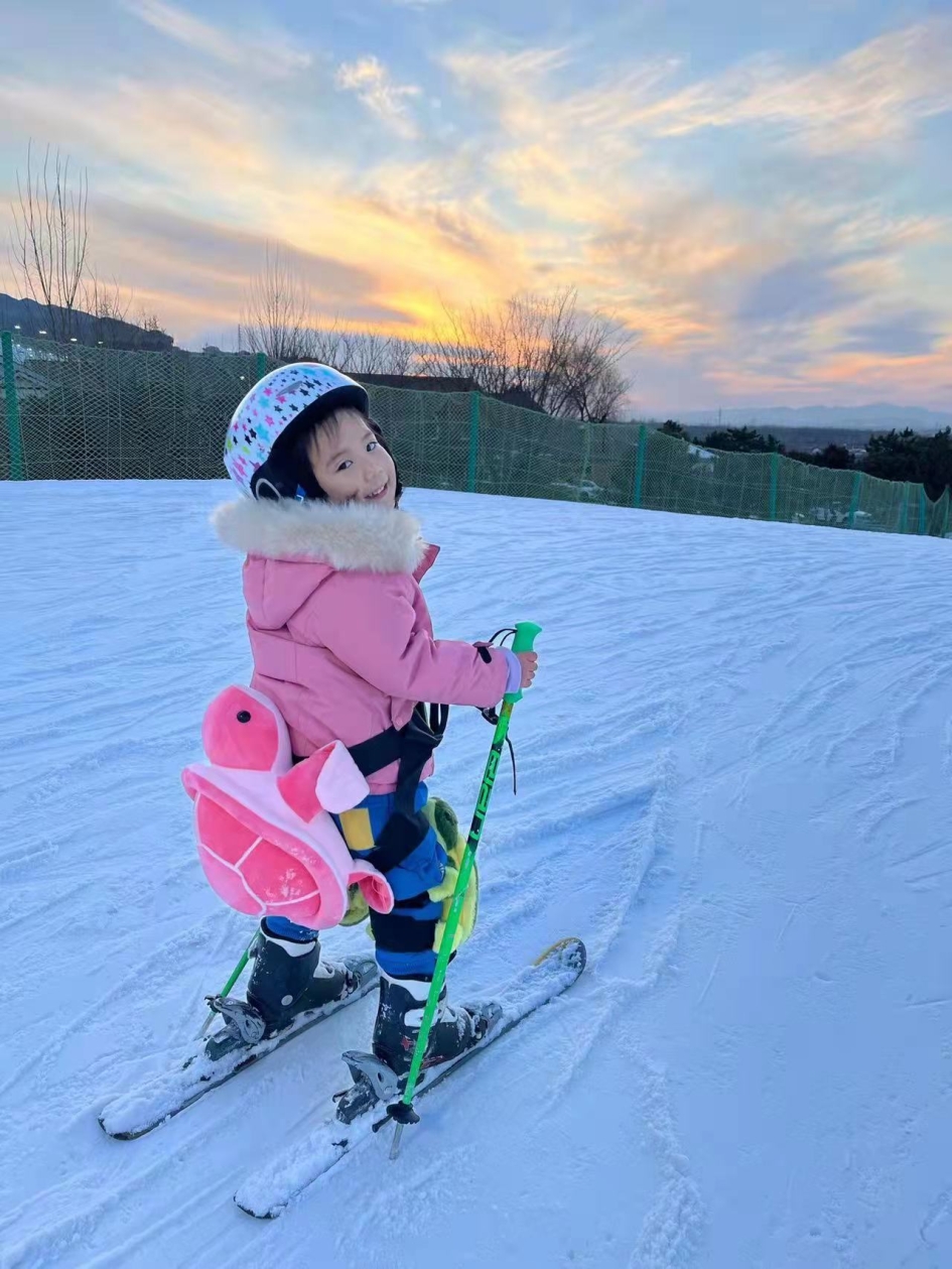 小孩在雪地里滑雪

描述已自动生成